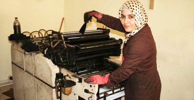 Gazeteyi kadın çalışan basıyor