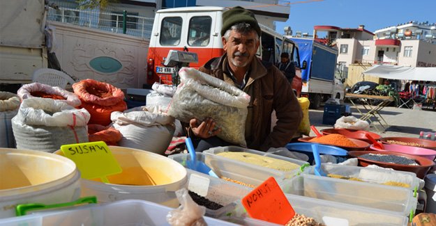 Ürettiği ürünleri köylü pazarında satıyor