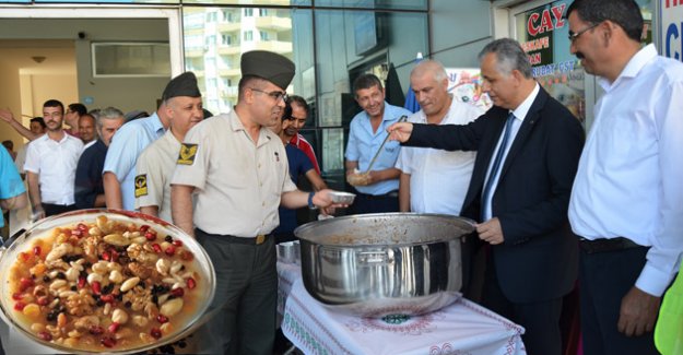 Kaymakam Cinbir Otogar esnafıyla aşure dağıttı