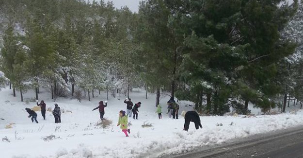 Silifke’ye yağan kar vatandaşı hem sevindirdi