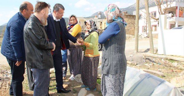 Doktor başkan hem hizmet götürüyor hem de muayene ediyor