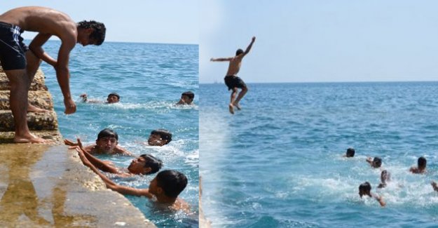 Taşucu’nda Deniz Sezonunu Öğrenciler Açtı