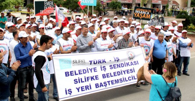 Başkan Turgut, 1 Mayıs'ta işçilerle birlikte alanda
