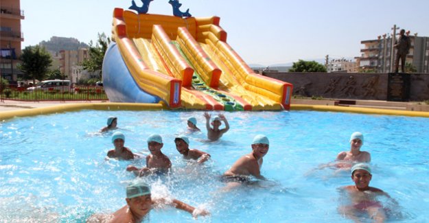 Çocuklar yazın keyfini Aquaparkta çıkarıyorlar