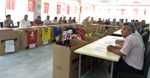 TURNUVA ÖNCESİ TAKIMLARA MALZEMELERİ DAĞITILDI
