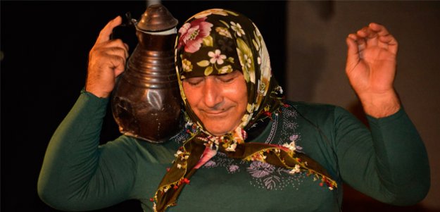 80 yaşından sonra tiyatro ile tanıştı
