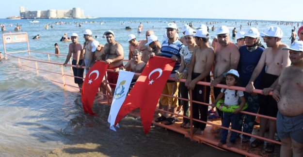 ENGELLİ PLAJI, MİSAFİRLERİNİ AĞIRLIYOR