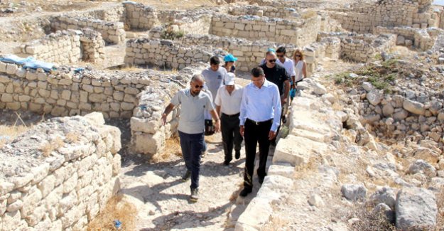 Başkan Turgut, Silifke Kalesi’ndeki kazı çalışmalarını inceledi