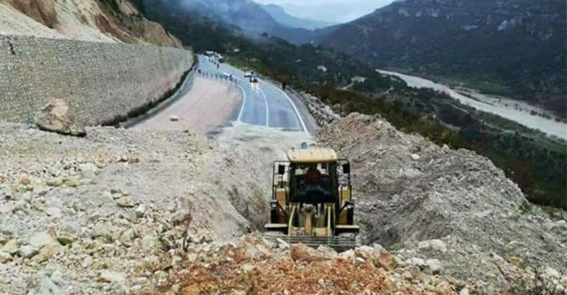 Silifke- Mut karayolu heyelan nedeniyle ulaşıma kapandı