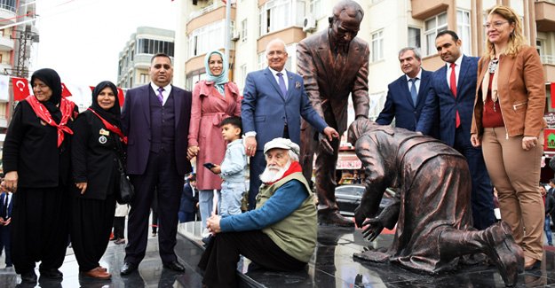 Mersin’e Atatürk ve Adile Hala Anıtı