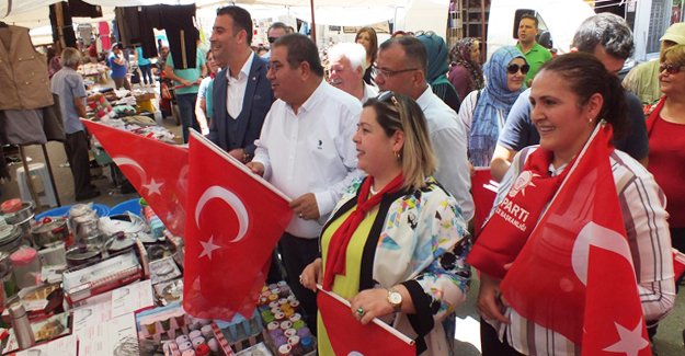 AK Parti ve MHP'liler esnaflara Türk Bayrağı dağıttı