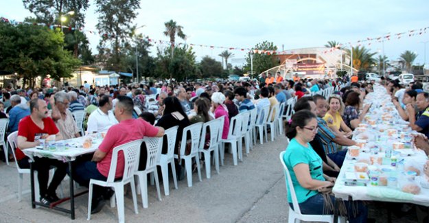 Taşucu sakinleri iftarda buluştu