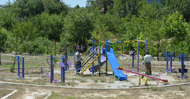Gülnar’da Çocuk Parkları Boyanıyor