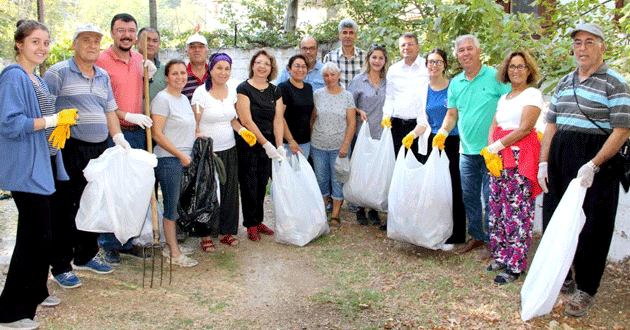 Başkan Turgut, personel ve vatandaşlarla birlikte temizlik yaptı