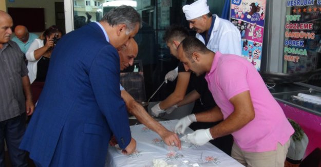 Kaymakam Cinbir Otogar esnafıyla aşure dağıttı