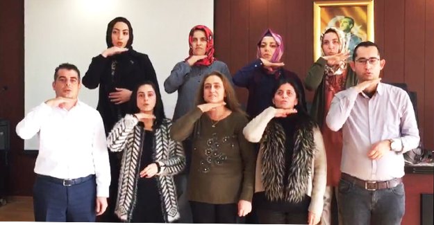 Erdemli Belediyesi’nden çalışanlarına işaret dili eğitimi