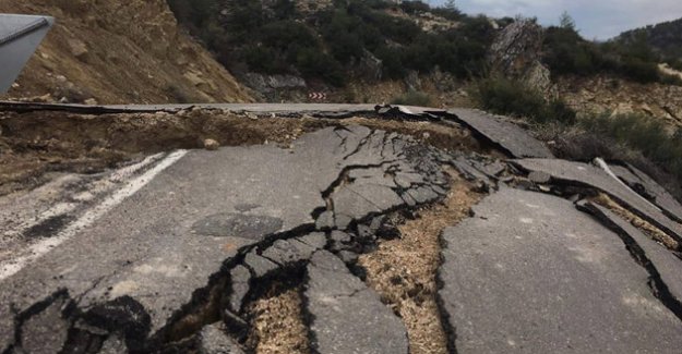 Mut’ta heyelan olan yolda trafik kapatıldı