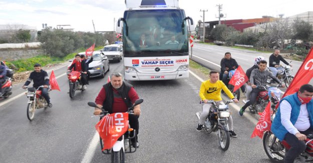 VAHAP SEÇER, ANAMUR’DA GÖVDE GÖSTERİSİ YAPTI