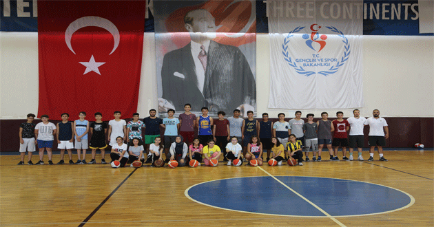 Erdemli Belediyesi Basketbol Spor Okulları, çocuklara ve gençlere yönelik eğitimlerine başladı.