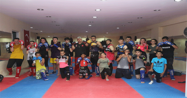 Erdemli Belediyesi, Muay Thai kursları ile gençlere ve çocuklara eğitim vermeye başladı.