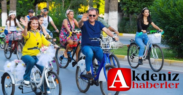 Başkan Seçer Ve Eşi Meral Seçer, Süslü Kadınlar İle Sahili Pedalladı