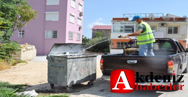 Silifke Belediyesi Çöp Konteynırlarını İlaçla Temizliyor