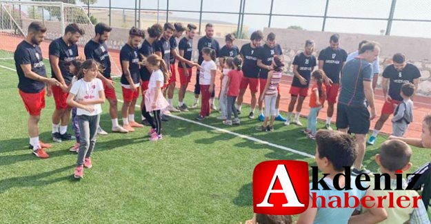 Öğrencilerden Futbolculara Moral Ziyareti