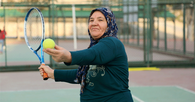 9 YAŞINDAKİ TORUNUYLA 67 YAŞINDA TENİSE BAŞLADI