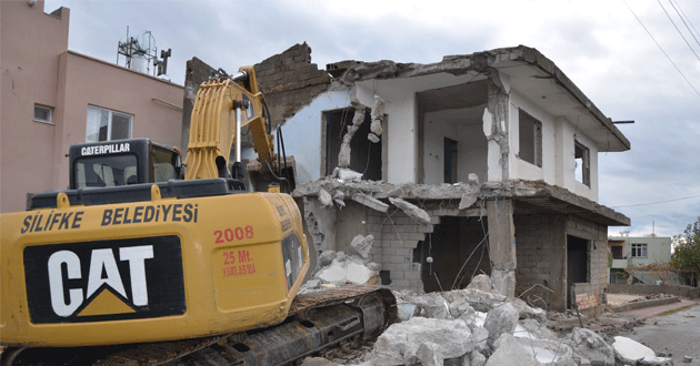 Silifke'de metruk binalar yıkılıyor
