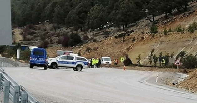 Mut Sertavul geçidi heyelan nedeniyle ulaşım trafiğe kapatıldı