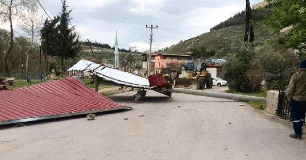 Silifke'de fırtına; çatılar uçtu, elektrik direği devrildi