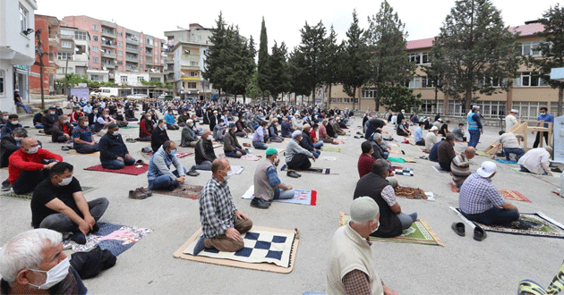 Gülnar’da Cuma Namazı Tedbirli Şekilde Kılındı