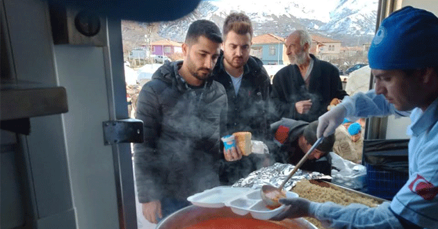 Büyükşehir’in mobil tırı deprem mağdurlarına sıcak yemek ulaştırıyor