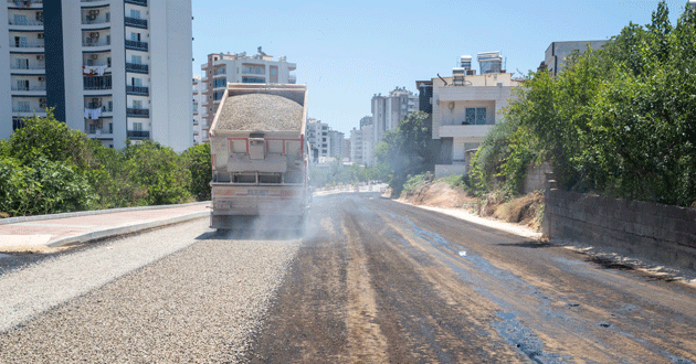 Yol yapım ve bakım ekipleri, asfaltsız yol bırakmıyor