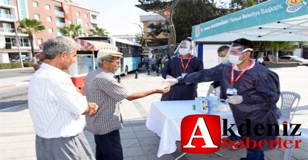 TARSUS BELEDİYESİ VATANDAŞLARA ÜCRETSİZ MASKE HİZMETİNİ DEVAM ETTİRİYOR