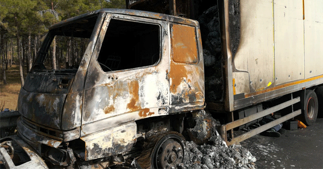 Silifke'de seyir halindeki kamyon yandı