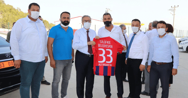 Silifke Belediyespor'lu Yöneticilerden Forma Hediyesi