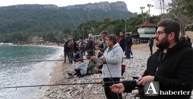 Haberi duyan oltasıyla sahile koştu!