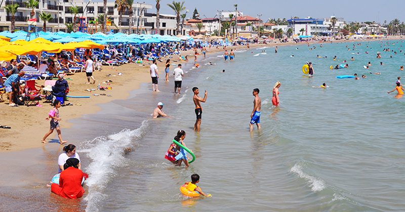 Silifke'deki plajlarda tatil hareketliliği
