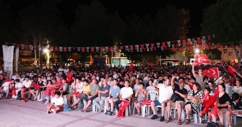 Silifkeliler milli maçları dev ekranda izliyor
