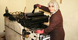Gazeteyi kadın çalışan basıyor