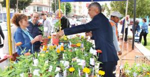 Silifke Belediyesi Anneler Gününe Özel 5 Bin Adet Çiçek Dağıttı