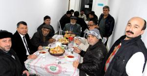 Başkan Turgut, Çarşı Camii’nin cemaatiyle çorba içti