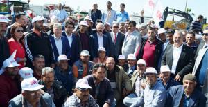 Atayurt Hal Esnafı, Bakan Elvan’ı “EVET’ le karşıladı