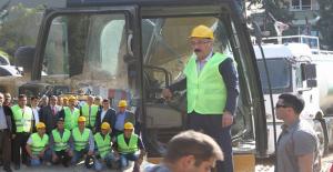 Bakan Elvan eski hastaneyi elleriyle yıktı