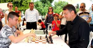 Başkan Turgut, gençlerle satranç oynadı