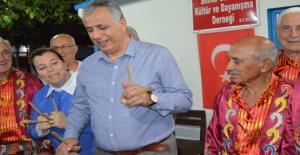 Kaymakam Cinbir ve eşi Festivalde kaşık oyunu oynadı