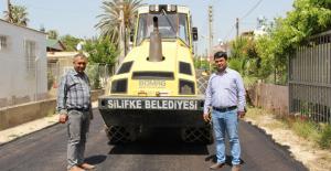 Silifke Belediyesi asfaltlama çalışmalarını sürdürüyor