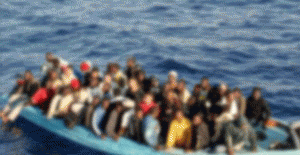 Arıza yapan tekneden 84 göçmen çıktı