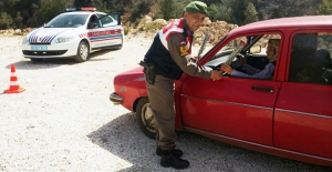 Jandarma timlerinden kadınlara çiçekli sürpriz